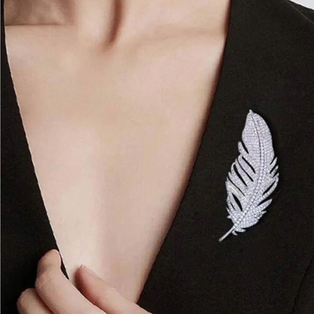 Elegant Silver Feather Brooch A1577